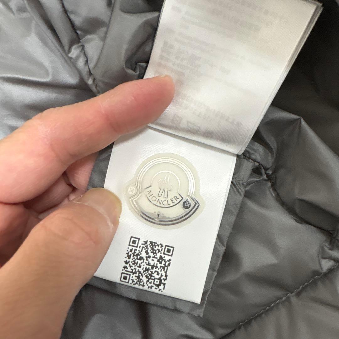 ぐー…。 MONCLER グレー ダウンジャケット