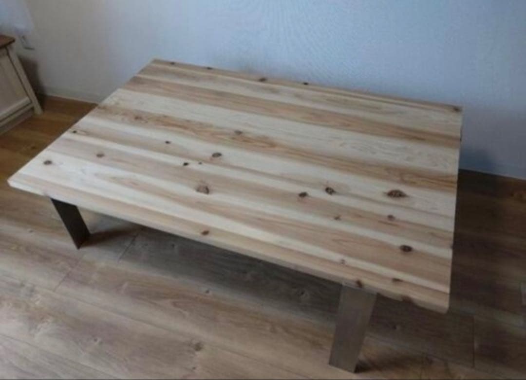 ナチュラルウッドと金属のローテーブル