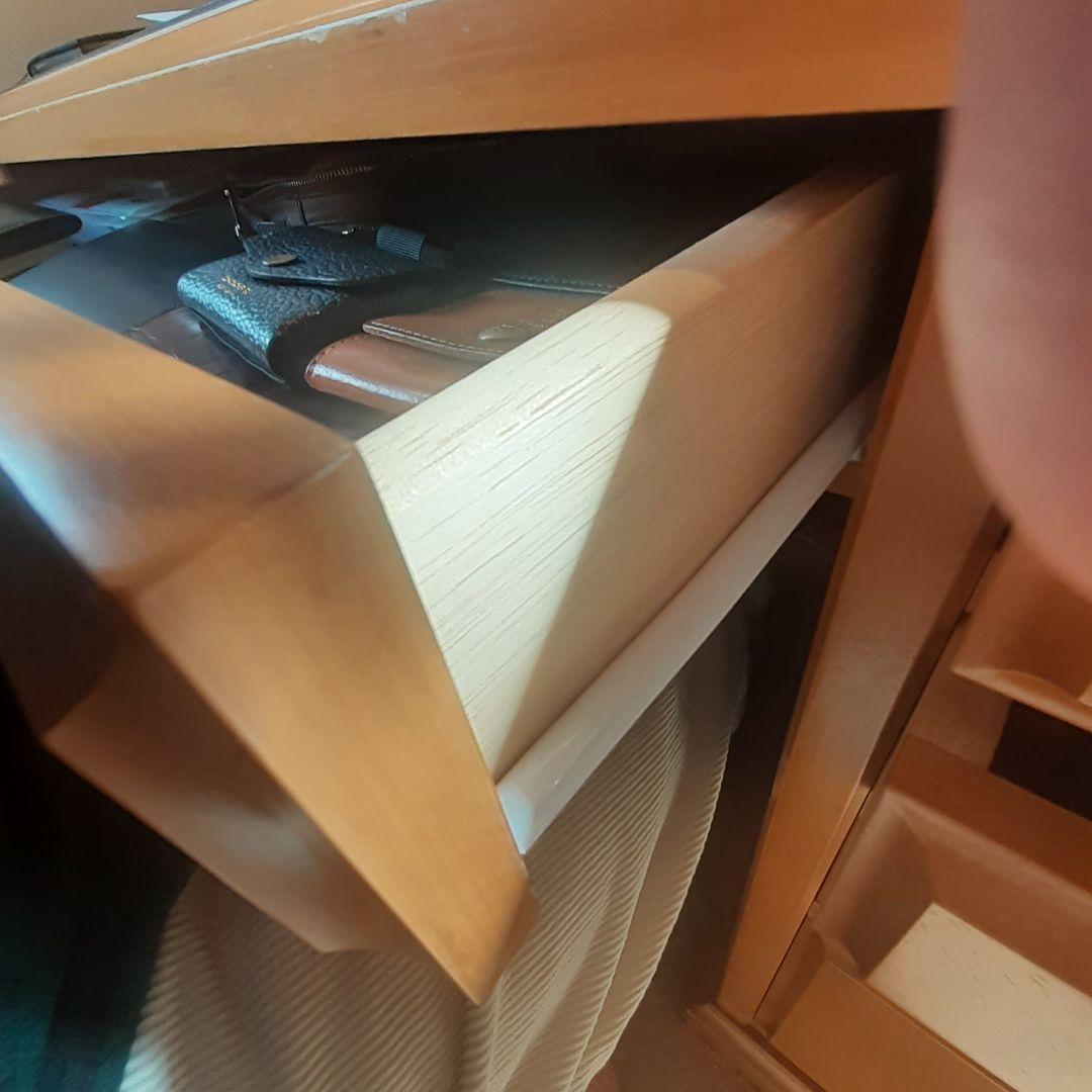 デスクと上置きの出品です。