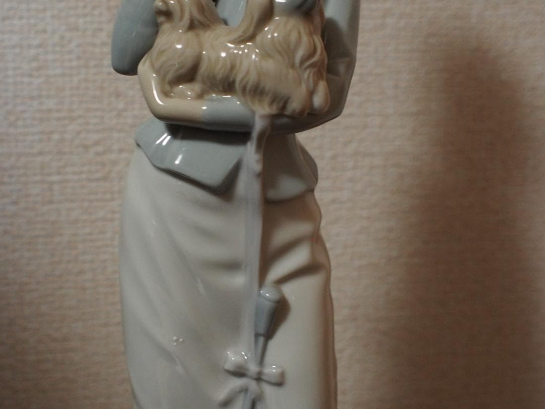 ★LLADRO社　リヤドロ　「仔犬を抱く女性」美品