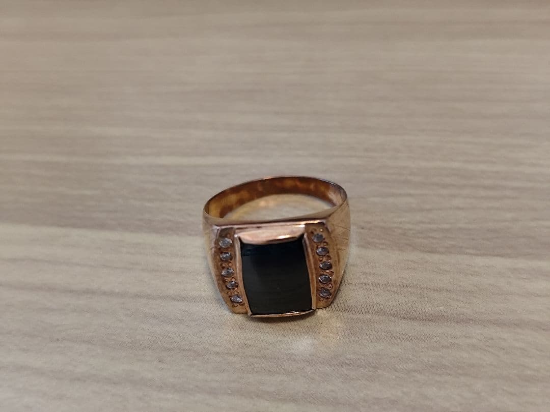 金色の黒いストーンリング