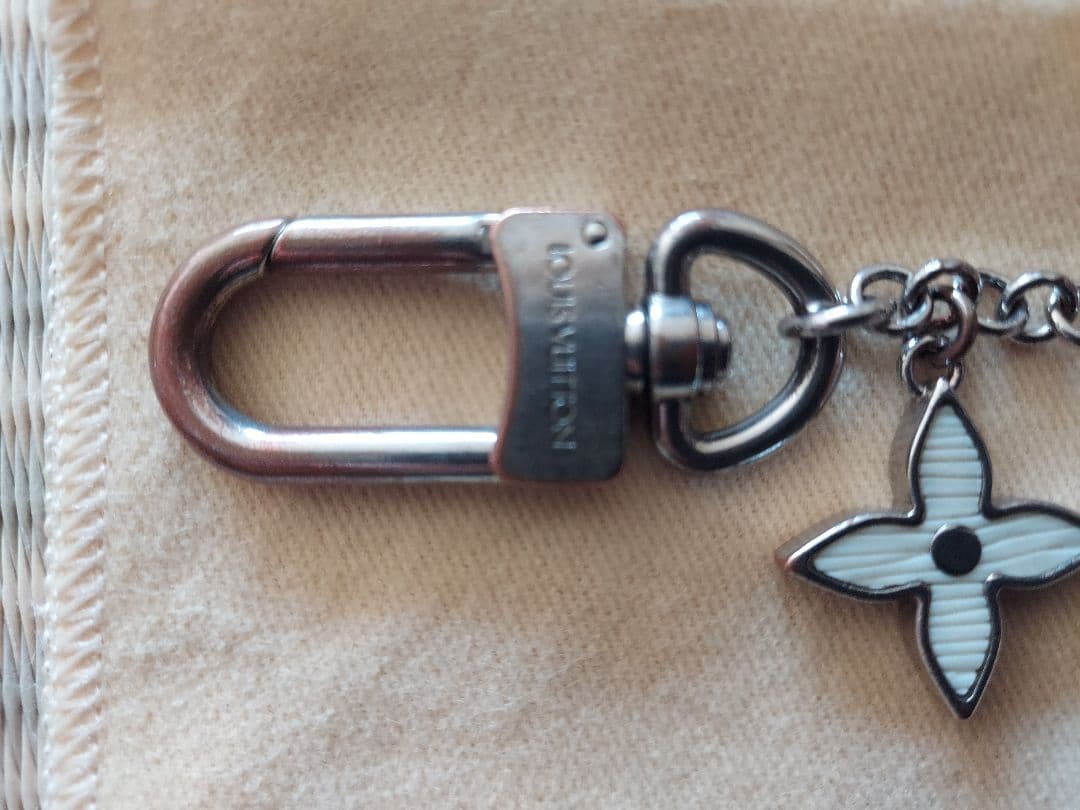 ☆megu⭐︎　LOUIS VUITTON チャーム付きキーホルダー