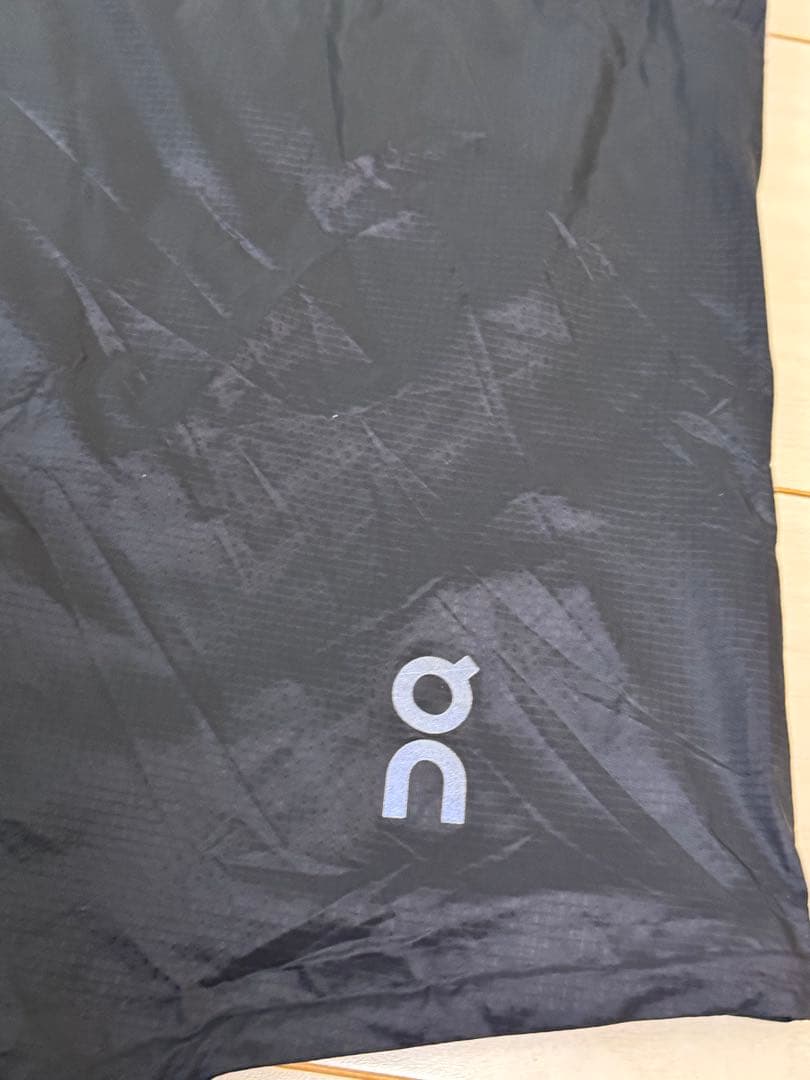 on ランニングジャケット グレー/ブラック