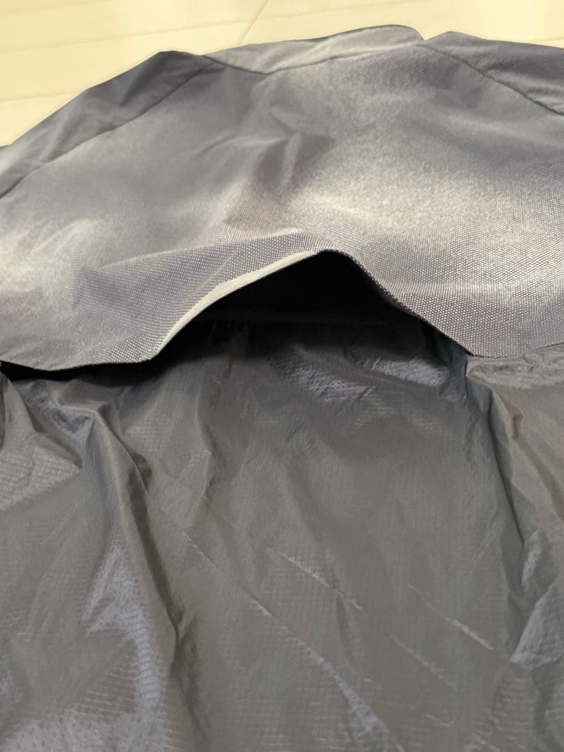 on ランニングジャケット グレー/ブラック