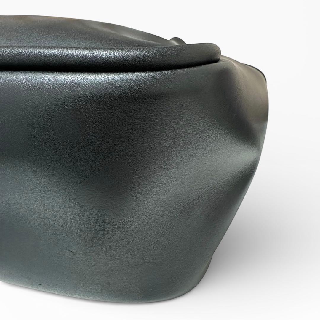 人気No. 1★美品　Charles&Keith ライラチューブラートート