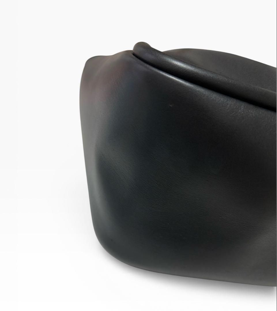 人気No. 1★美品　Charles&Keith ライラチューブラートート