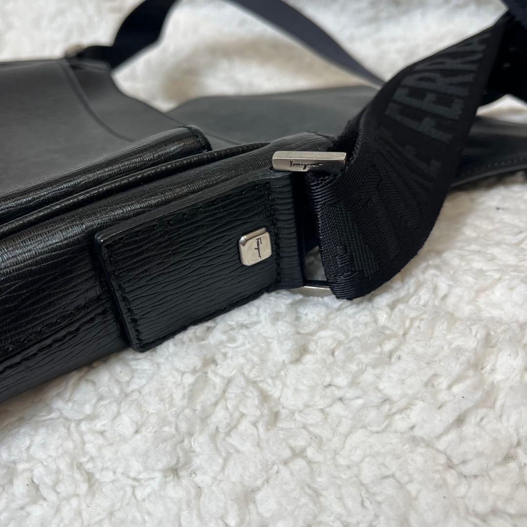 Salvatore Ferragamo ショルダーバッグ 黒 レザー　フェラガモ