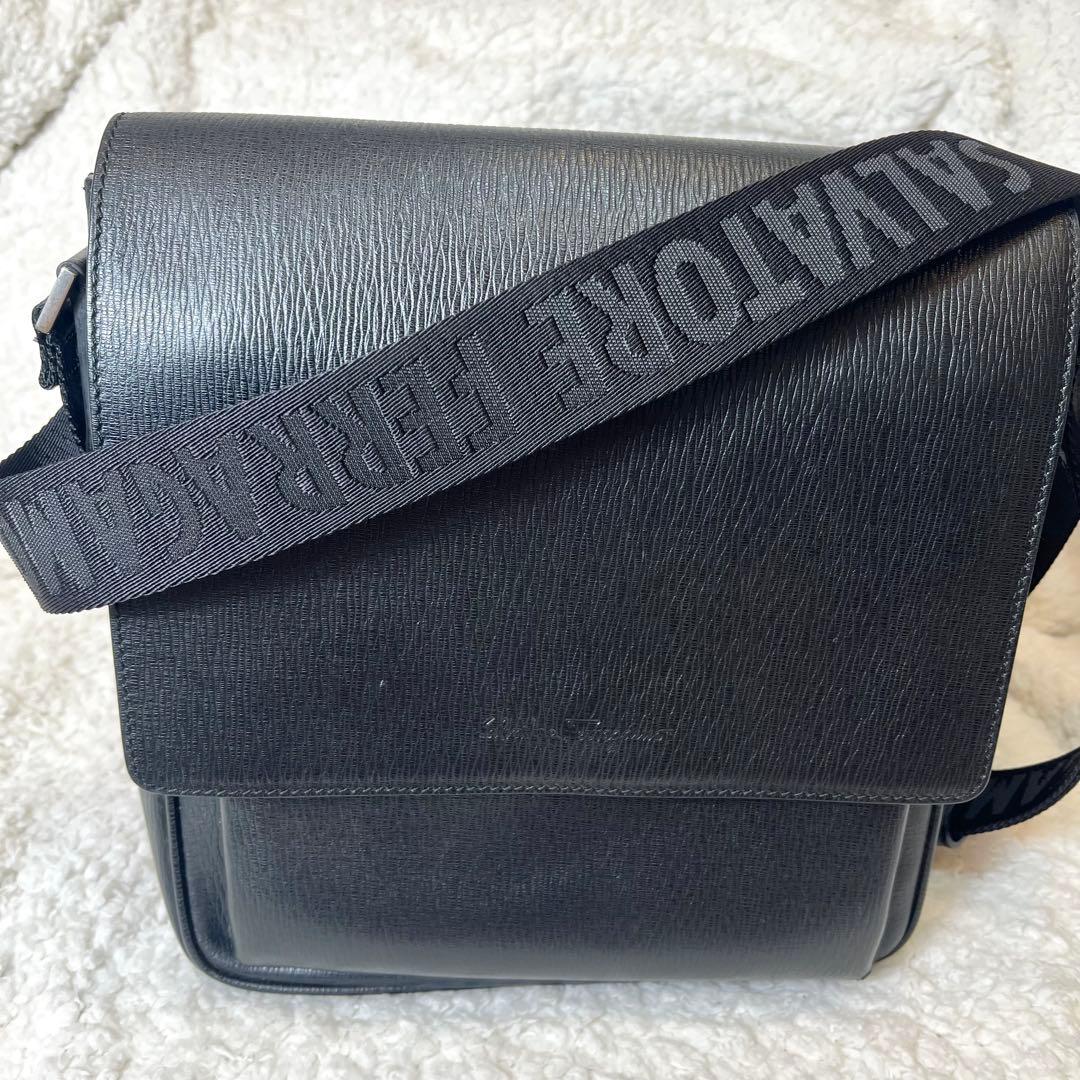 Salvatore Ferragamo ショルダーバッグ 黒 レザー　フェラガモ