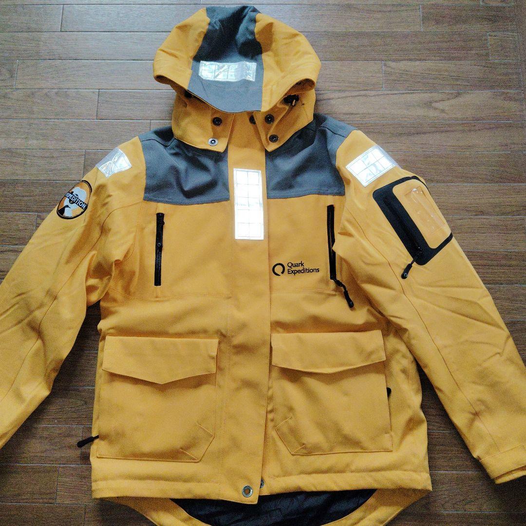 パルカ　（2025年2月5、7日　南極上陸時に着用） &　ボトル