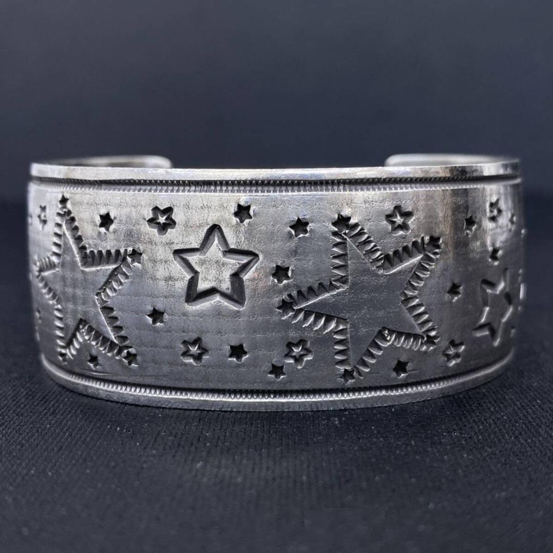 NAVAJO Derrick Cadman シルバースタースタンプワークバングル