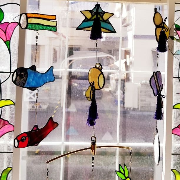 男の子のお誕生祝いに　ステンドグラス製　端午の節句のモビール　五月人形