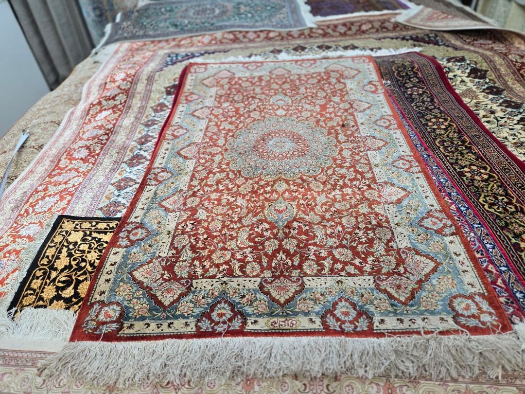 ペルシャ絨毯 クム産Ahmadi工房本物保証手織りシルク126cm×80cm