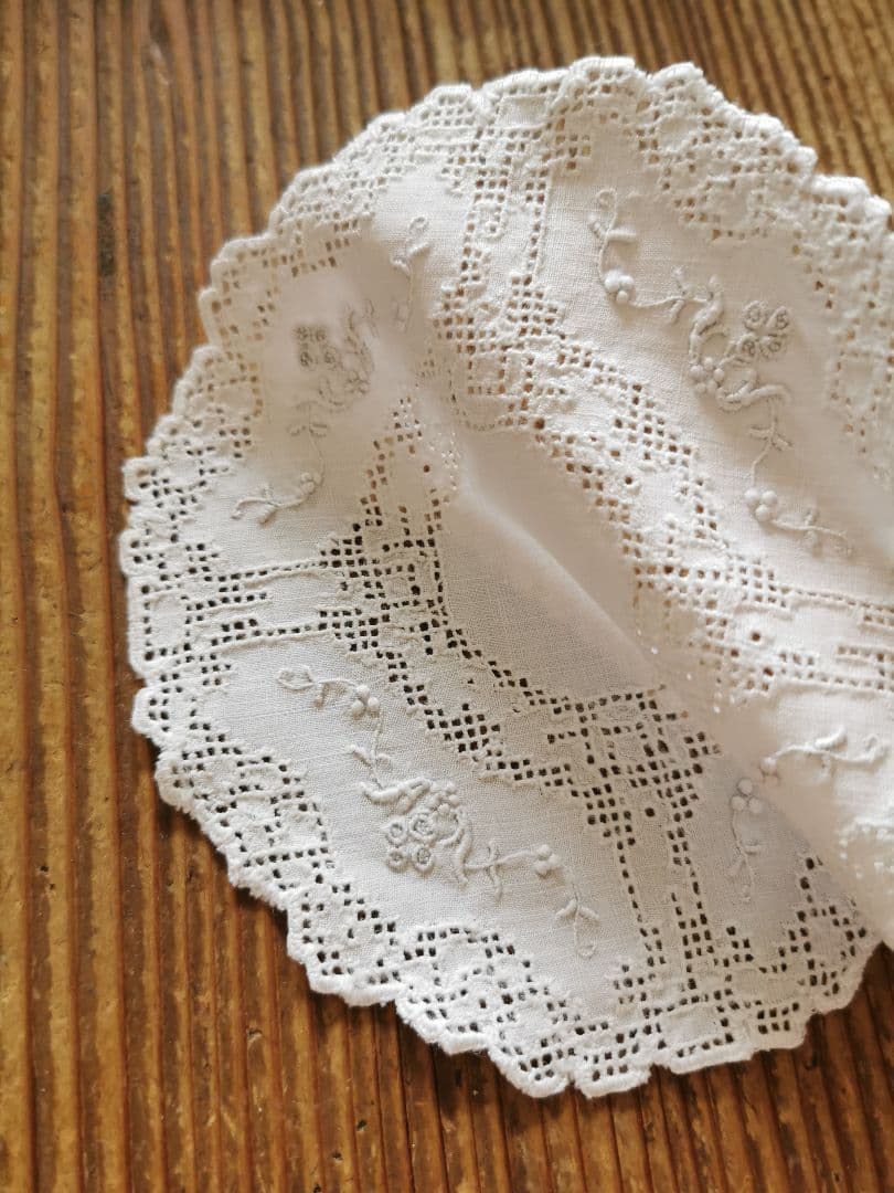 アンティーク アペンツェル小花刺繍 十字架&生物モザイクレース 精緻なドイリー