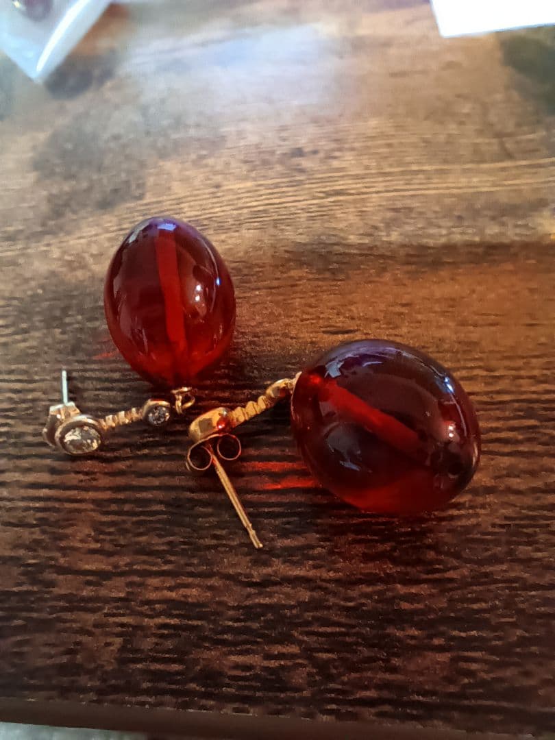 K18赤いオーバル型ダイヤモンド装飾ピアス