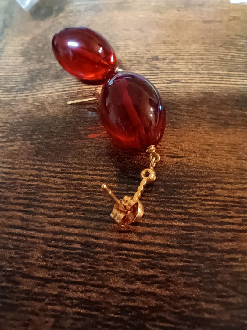 K18赤いオーバル型ダイヤモンド装飾ピアス