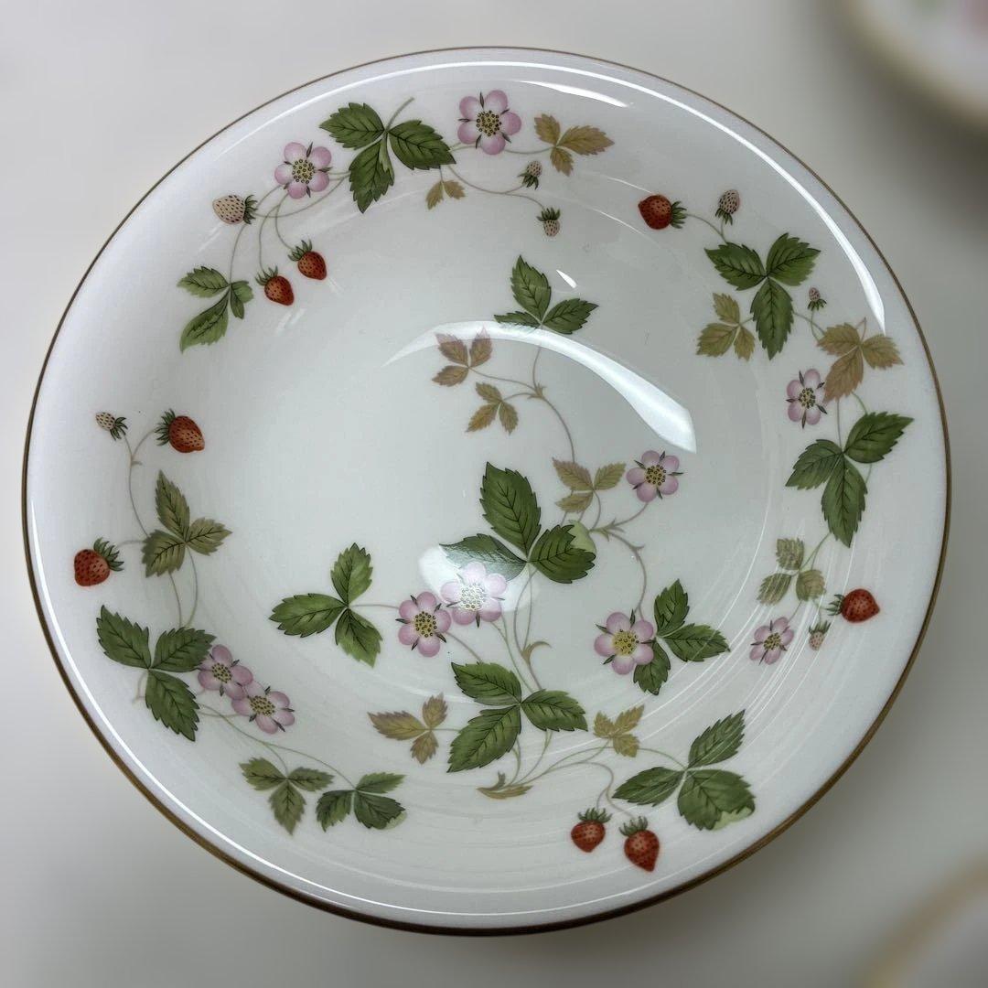 【美品】ウェッジウッド　ワイルドストロベリー　サラダソーサー　黒壺4枚