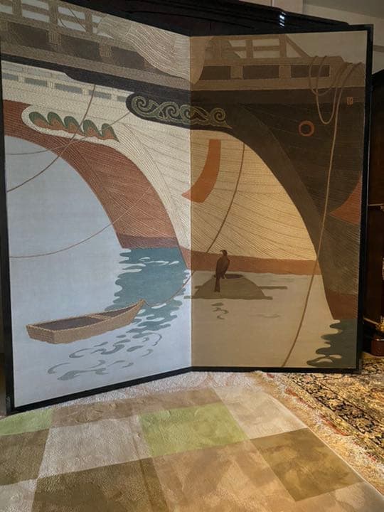 ふすまのような建具に刺繍が施しています。