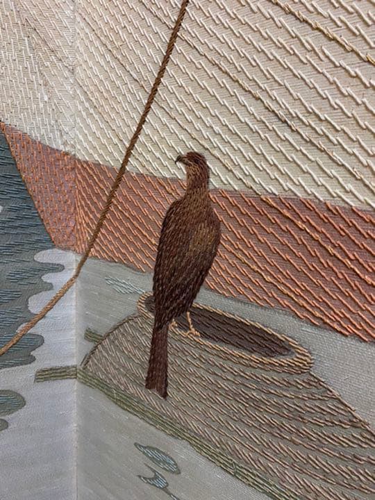 ふすまのような建具に刺繍が施しています。