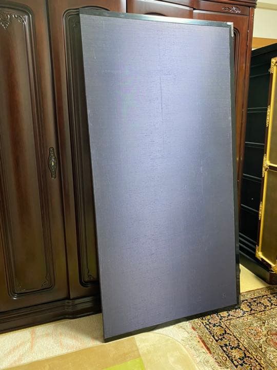 ふすまのような建具に刺繍が施しています。