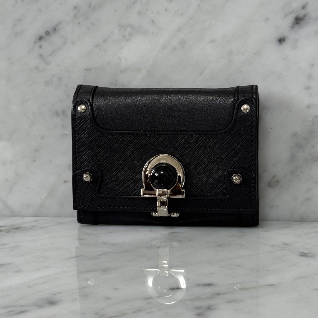 美品 サルヴァトーレフェラガモ 三つ折財布 ガンチーニ 銀 SILVER 黒