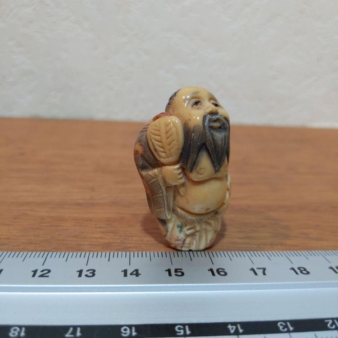 時代提物 縁起物彩色根付 天然素材 在銘【唐仙人】高さ約4.1cm 重さ約14ｇ