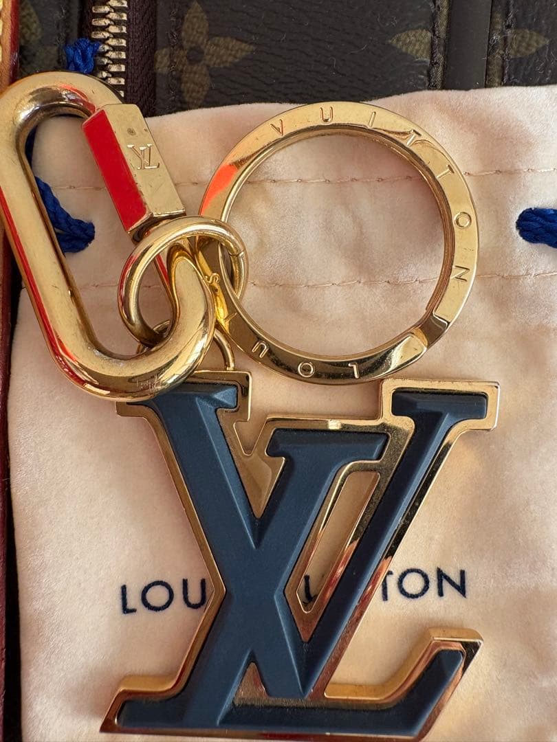 Louis Vuitton LVロゴキーホルダー