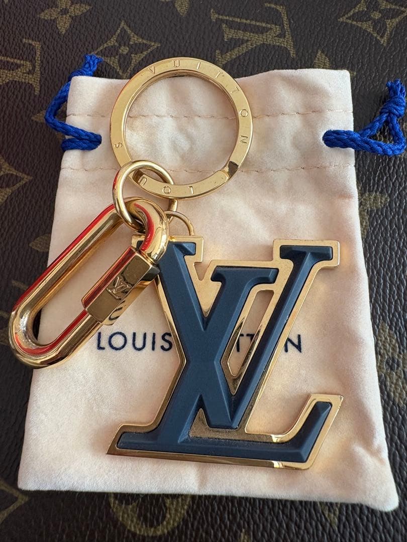 Louis Vuitton LVロゴキーホルダー
