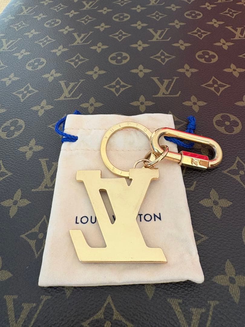 Louis Vuitton LVロゴキーホルダー
