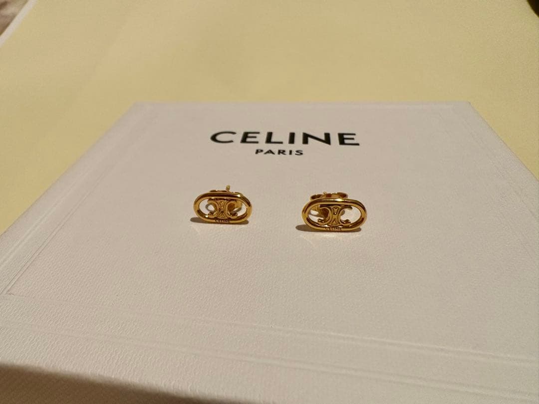 セリーヌ　　CELINE トリオンフピアス　ゴールド