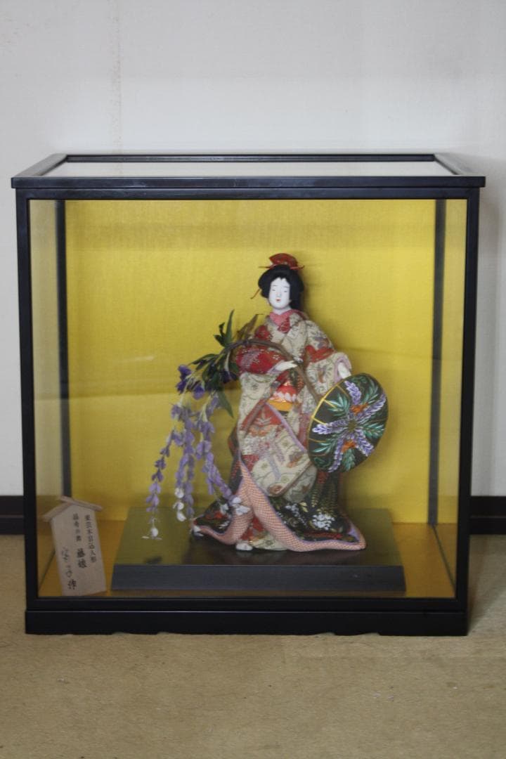 ガラスケース付き（寸法：高さ   約58cm）  大きな木目込み人形