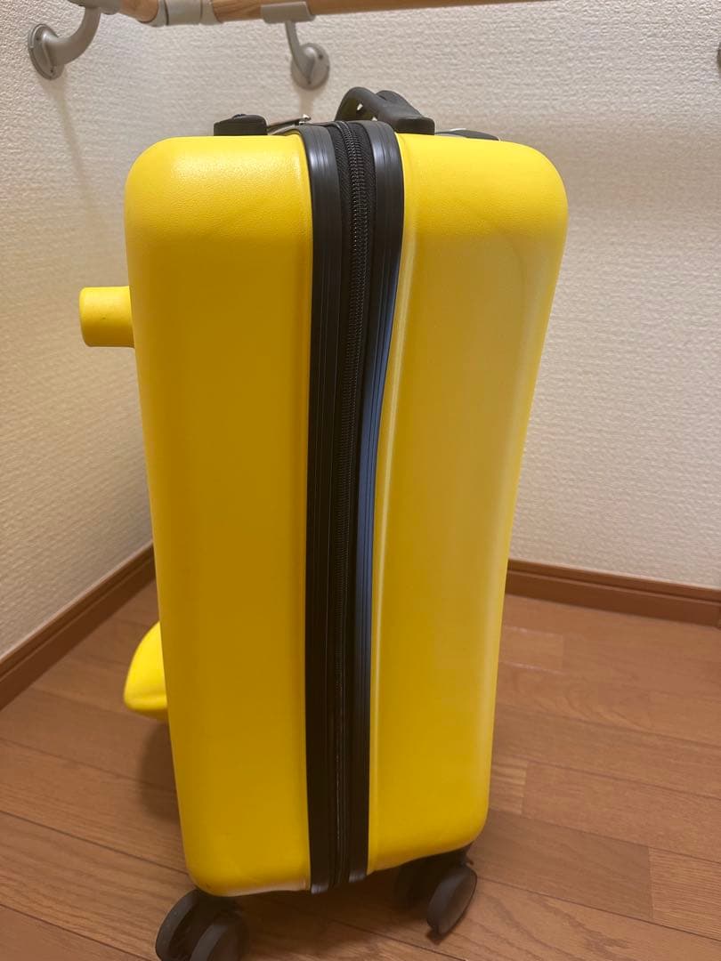 乗れるスーツケース　イエロー　クッション付き