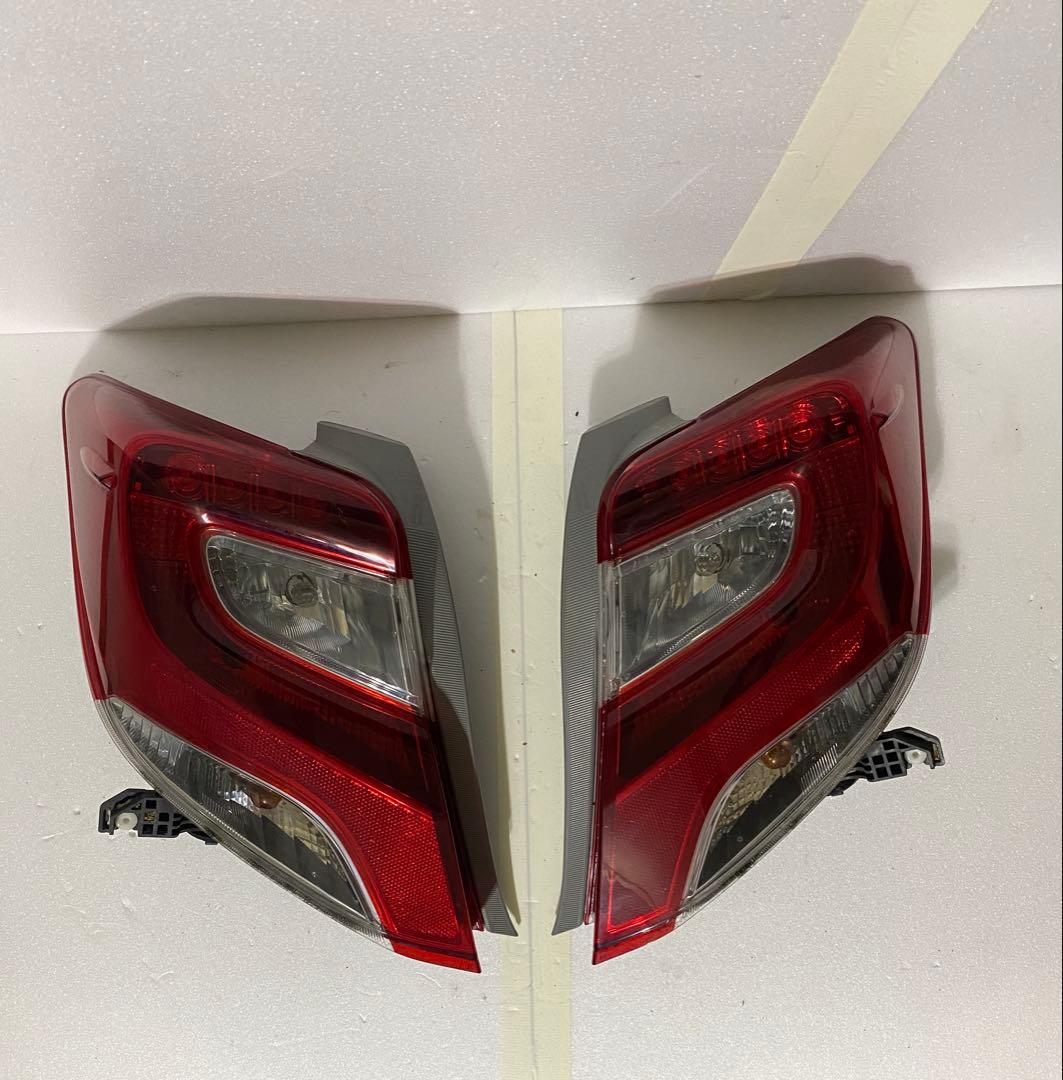 ヴィッツ NSP130 後期 純正テールライト 左右セット