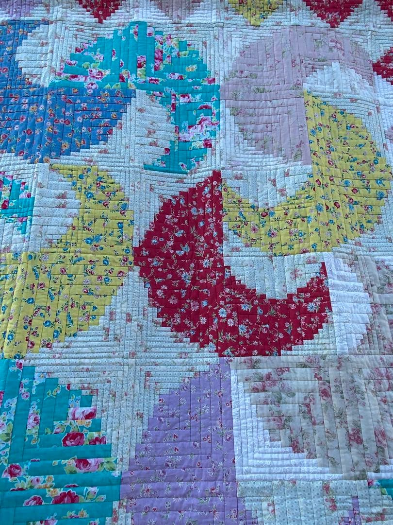 パッチワークキルト　ログキャビンが生み出した流れ　タペストリー　ベットカバー