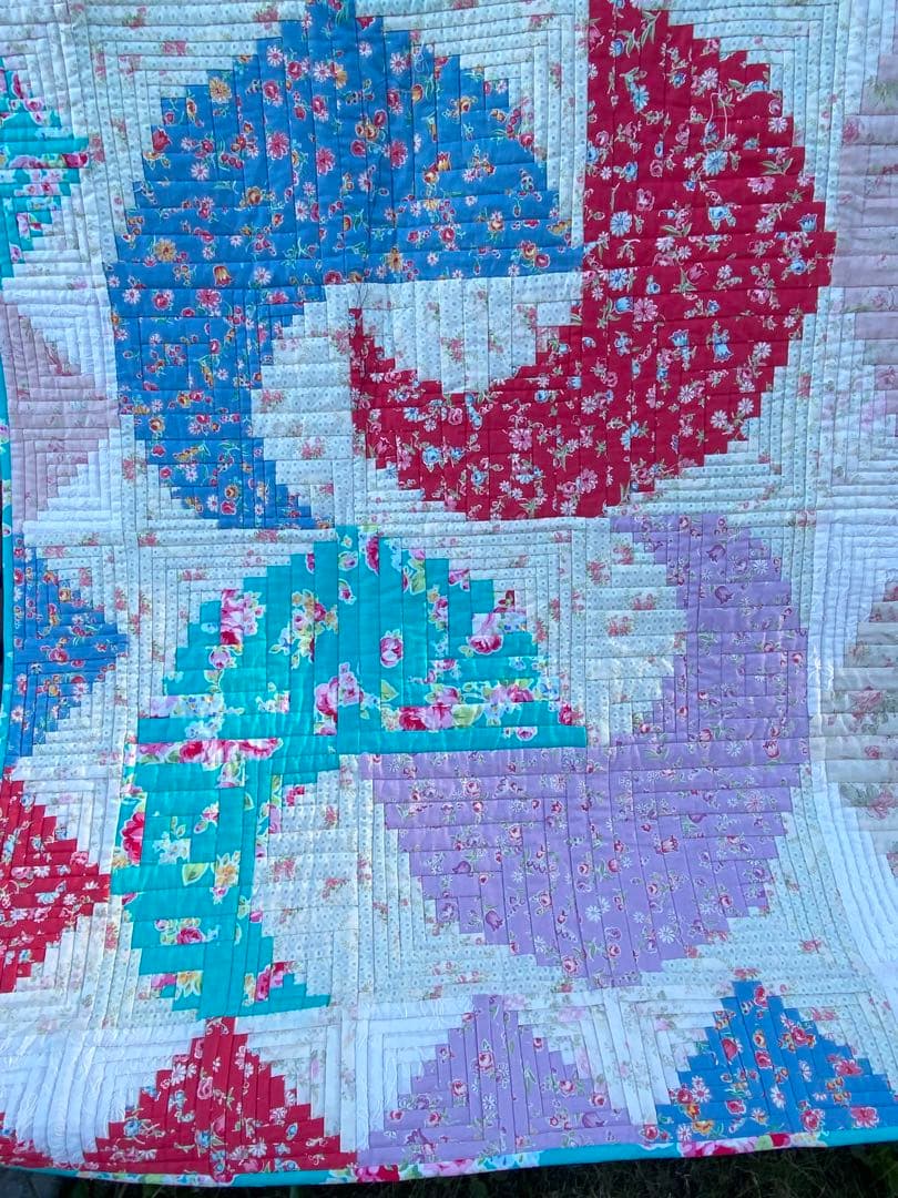 パッチワークキルト　ログキャビンが生み出した流れ　タペストリー　ベットカバー