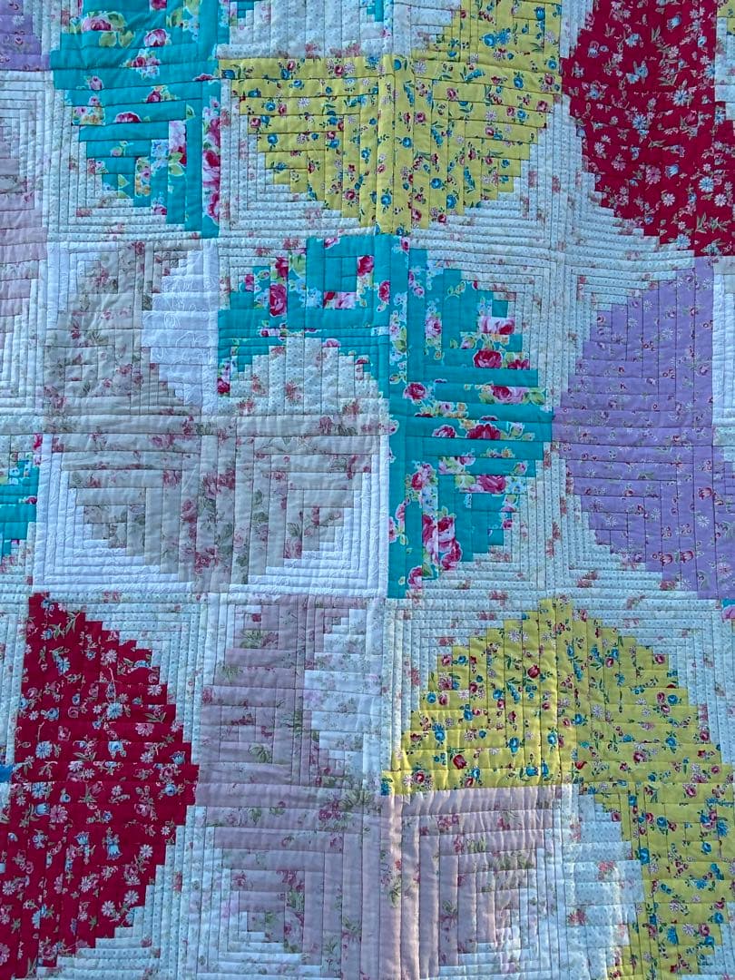 パッチワークキルト　ログキャビンが生み出した流れ　タペストリー　ベットカバー