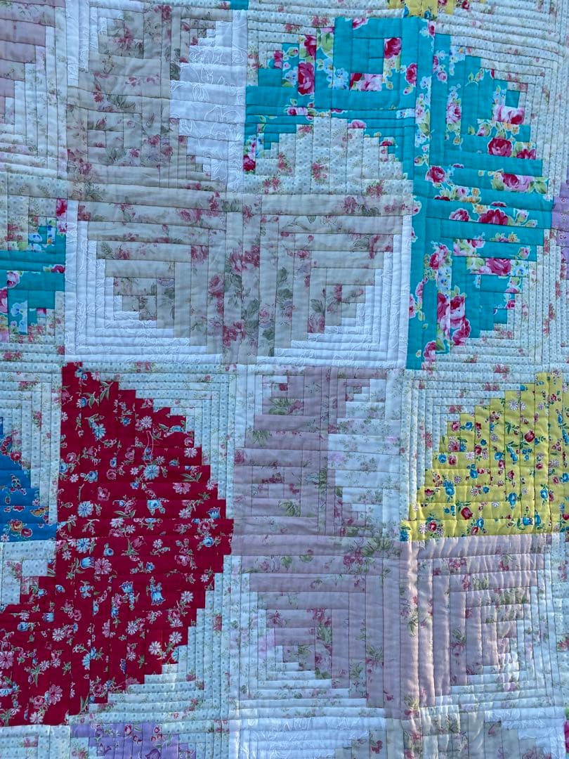 パッチワークキルト　ログキャビンが生み出した流れ　タペストリー　ベットカバー