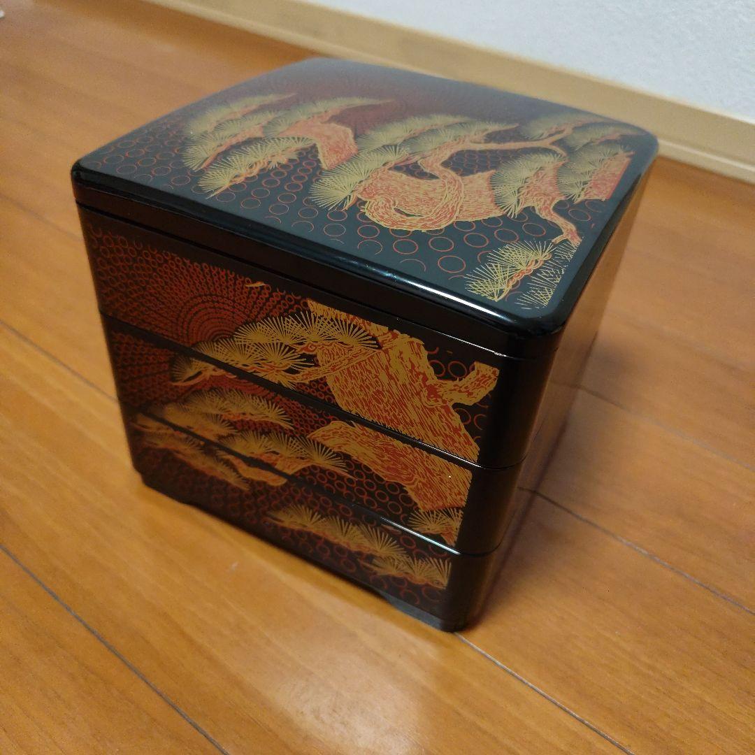 木製三段重箱 金色と赤色の松の模様