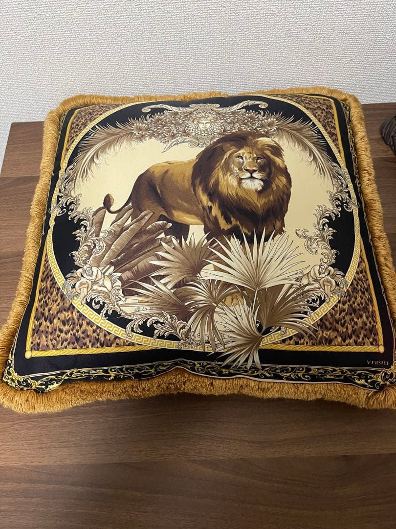 ヴェルサーチ シルク クッション ライオン