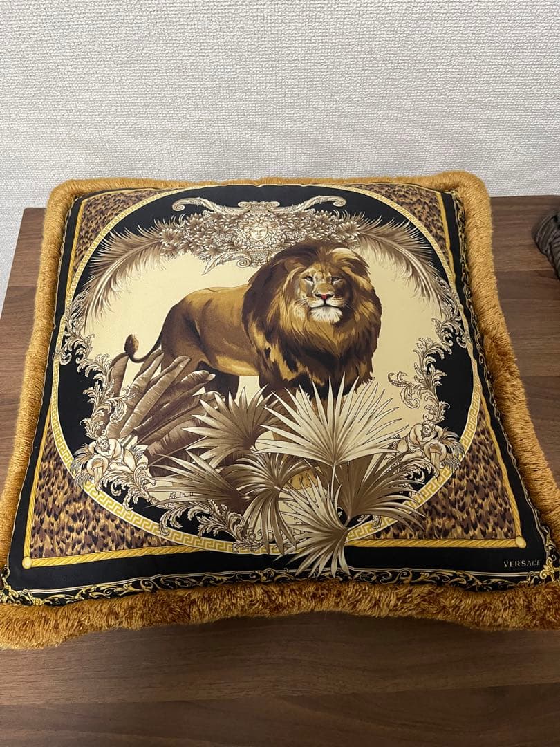 ヴェルサーチ シルク クッション ライオン