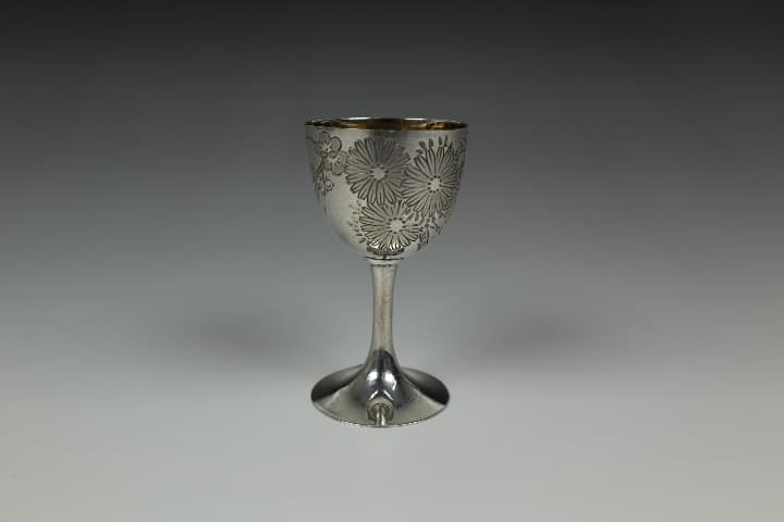 ☆アンティーク　純銀製 菊梅文様　彫金杯　美品です ☆