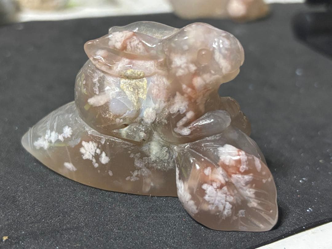 桜瑪瑙のうさぎ 人参に乗ってるうさぎ