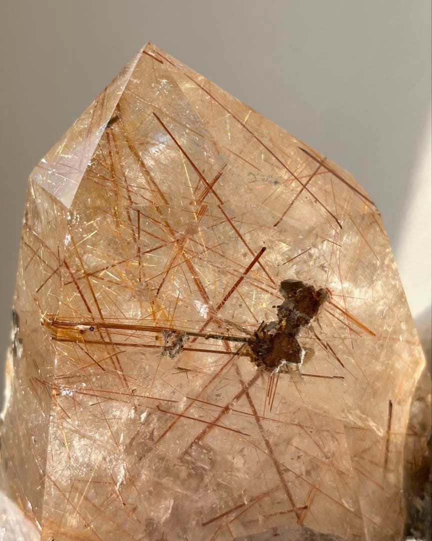 超希少美628g特大 ゴールドタイチンルチル 原石ポリッシュ　鉱物