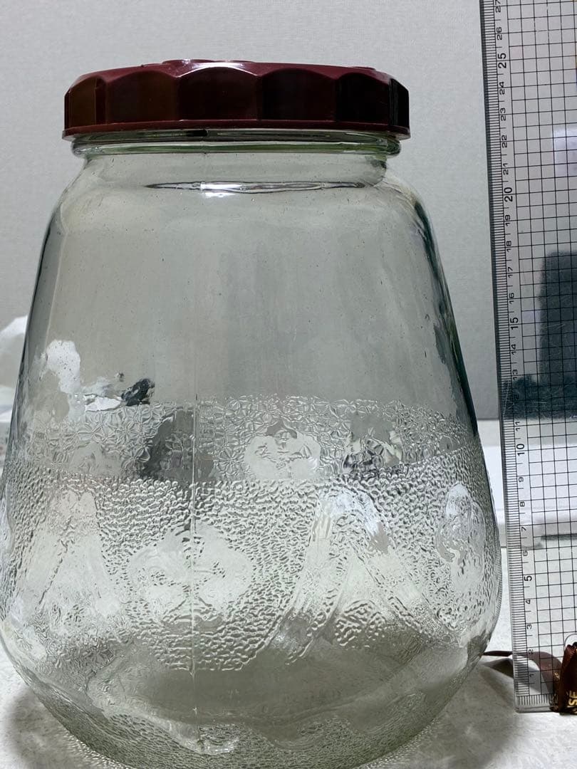 昭和　大きなレトロガラス瓶 赤い蓋付き　梅の花と、富士山が描かれた瓶