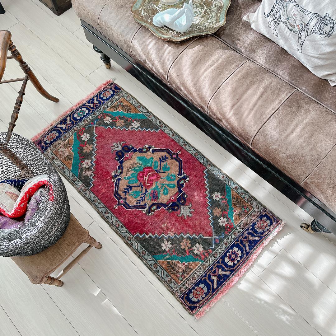 トルコヴィンテージラグ A84 人気柄 レア レッド グリーン ピンク ネイビー