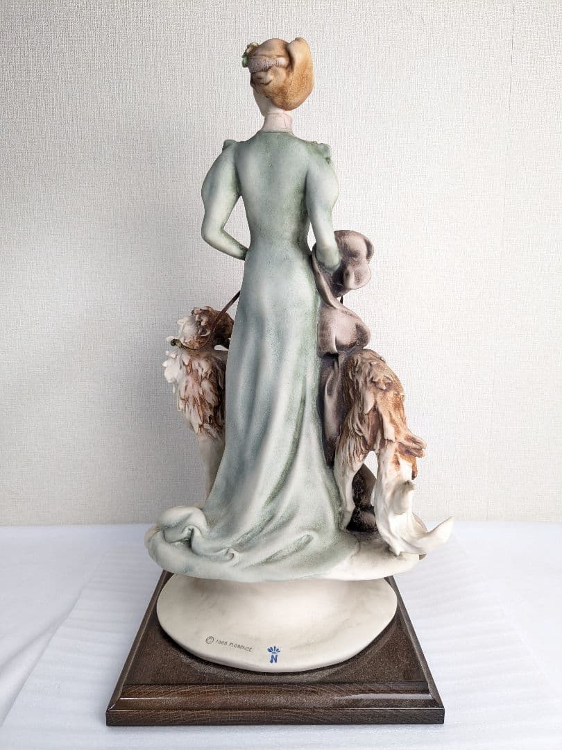 ジョゼッペアルマーニ 貴婦人とボルゾイ犬 置物