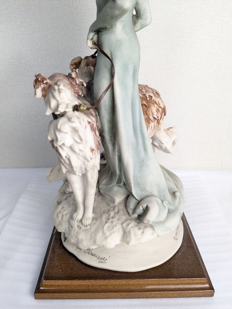 ジョゼッペアルマーニ 貴婦人とボルゾイ犬 置物