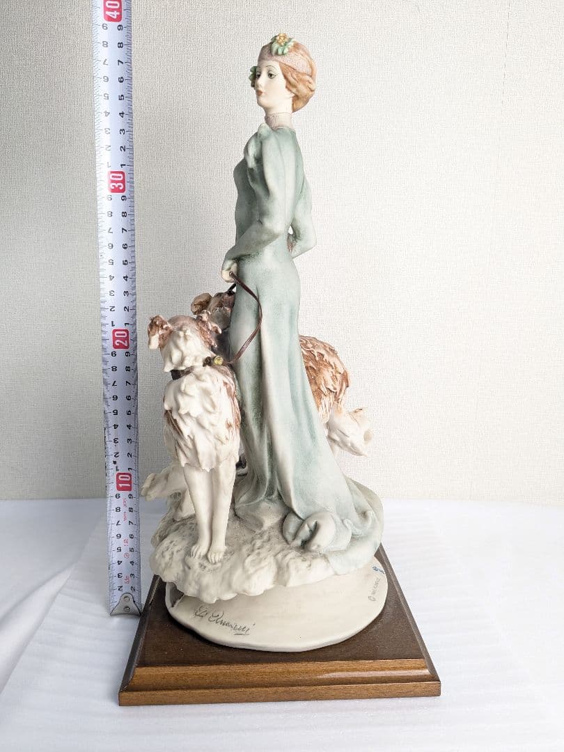 ジョゼッペアルマーニ 貴婦人とボルゾイ犬 置物