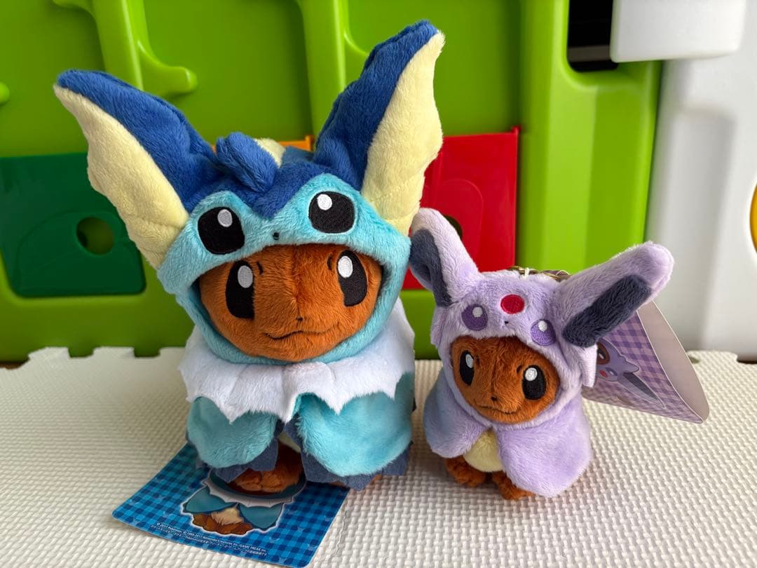 ポンチョを着たイーブイ　シャワーズ　エーフィ