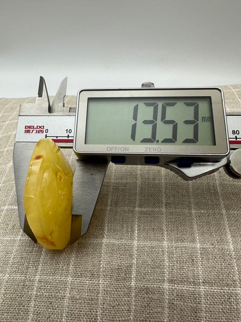 ☆天然☆ ロシア産 天然アンバー 琥珀 蜜蝋 精巧な彫刻（弥勒仏）極美品 13g