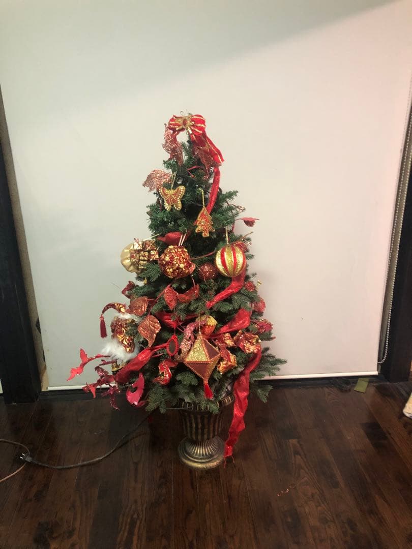 赤と金のクリスマスツリー 小型 装飾付き